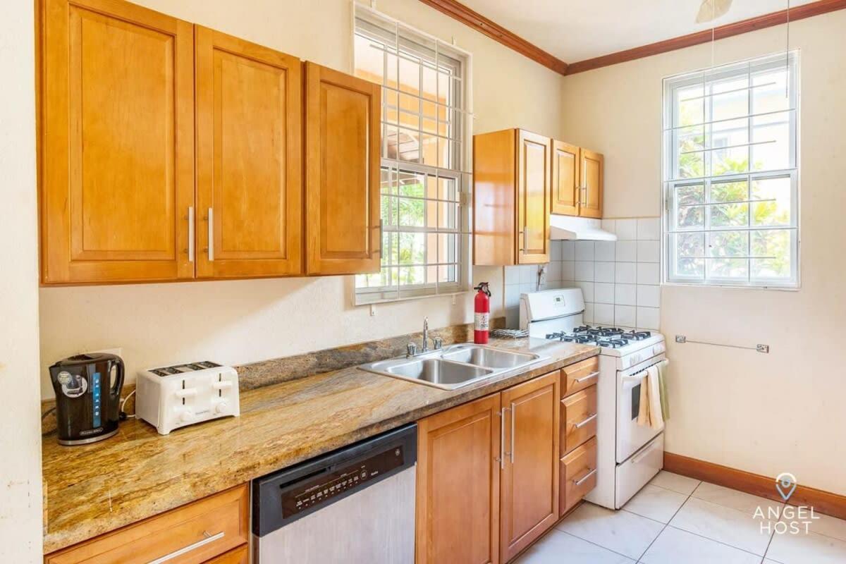 2-Story Townhome With Private Pool, Ideal For Group! Christ Church Dış mekan fotoğraf