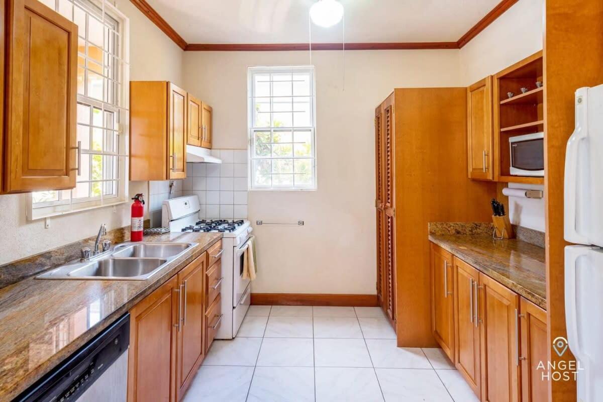2-Story Townhome With Private Pool, Ideal For Group! Christ Church Dış mekan fotoğraf